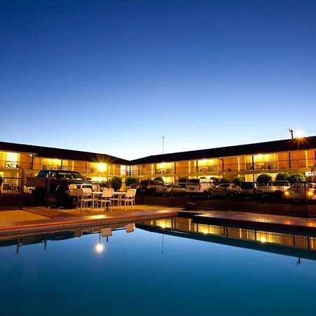 דובו Golden West Motor Inn מראה חיצוני תמונה