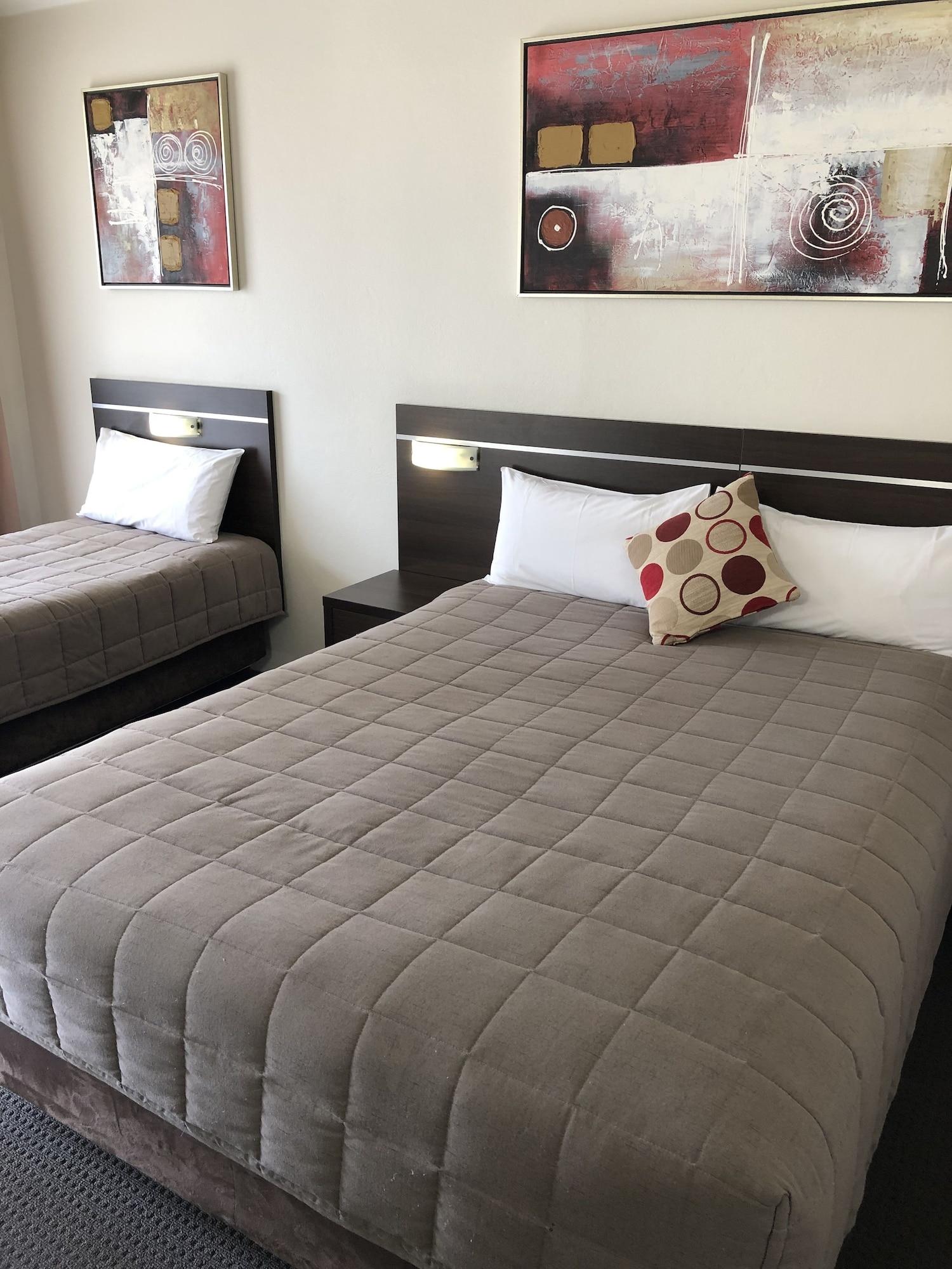 דובו Golden West Motor Inn מראה חיצוני תמונה