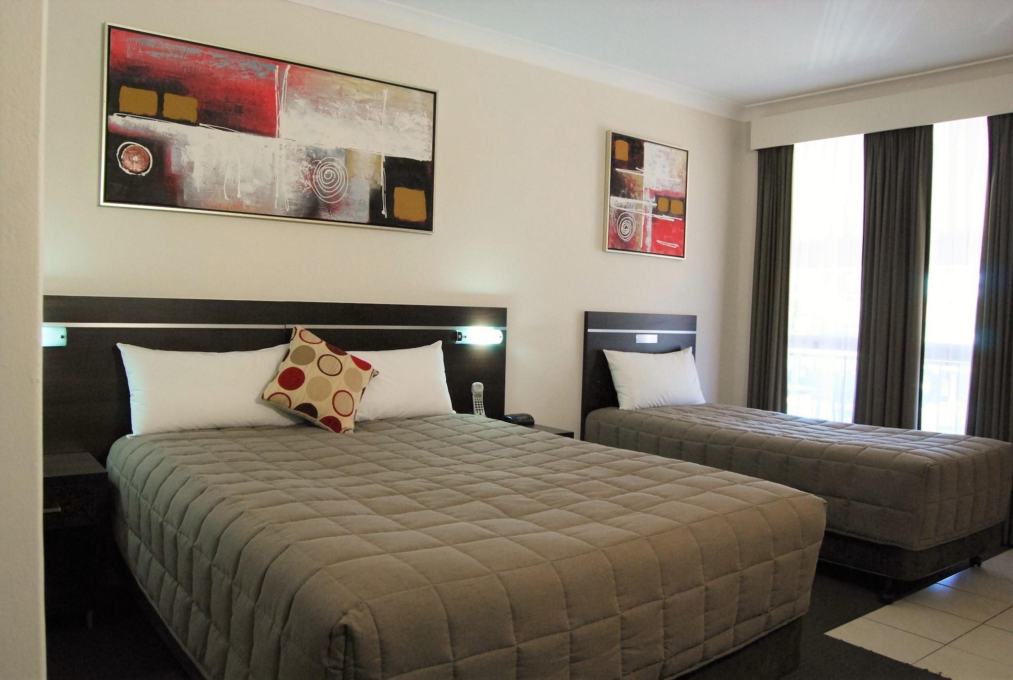 דובו Golden West Motor Inn מראה חיצוני תמונה