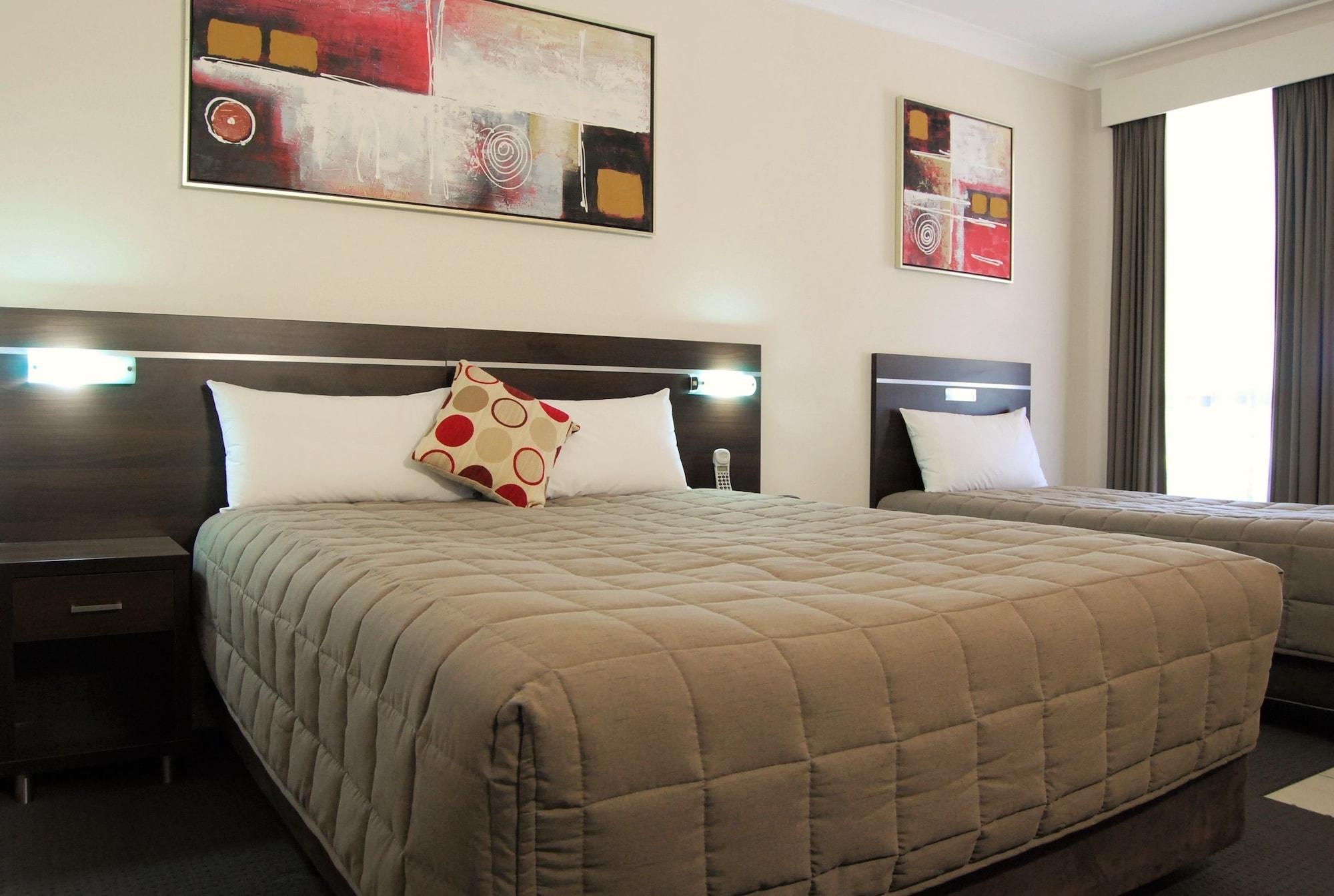 דובו Golden West Motor Inn מראה חיצוני תמונה