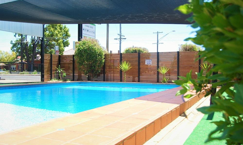 דובו Golden West Motor Inn מראה חיצוני תמונה