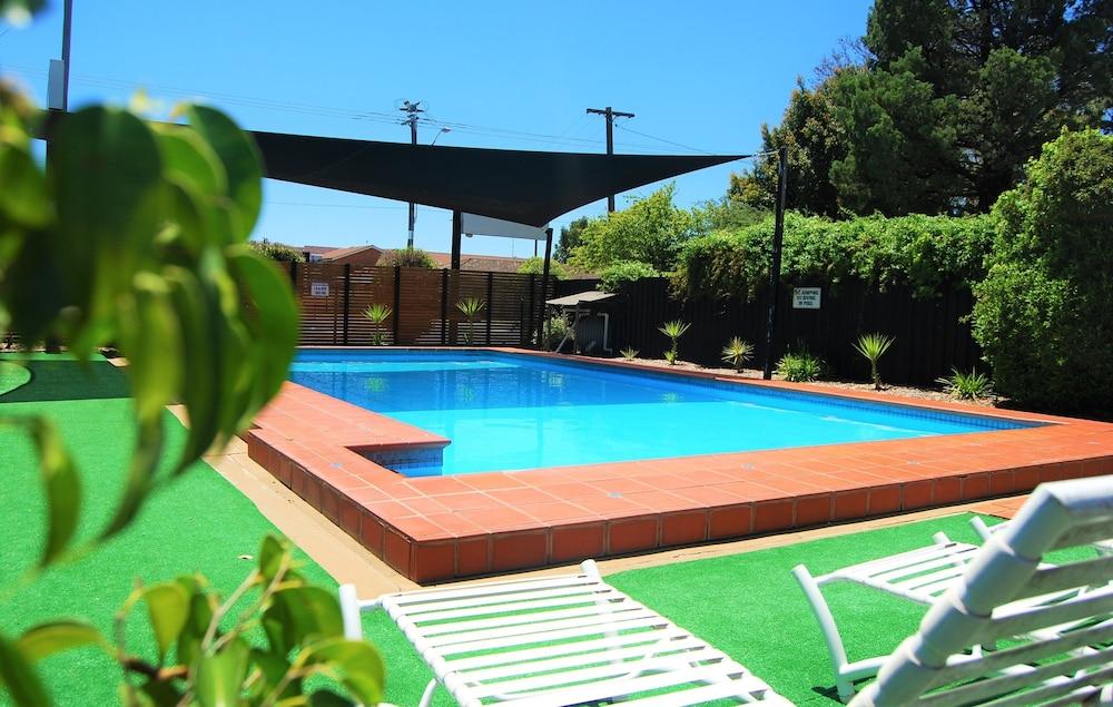 דובו Golden West Motor Inn מראה חיצוני תמונה
