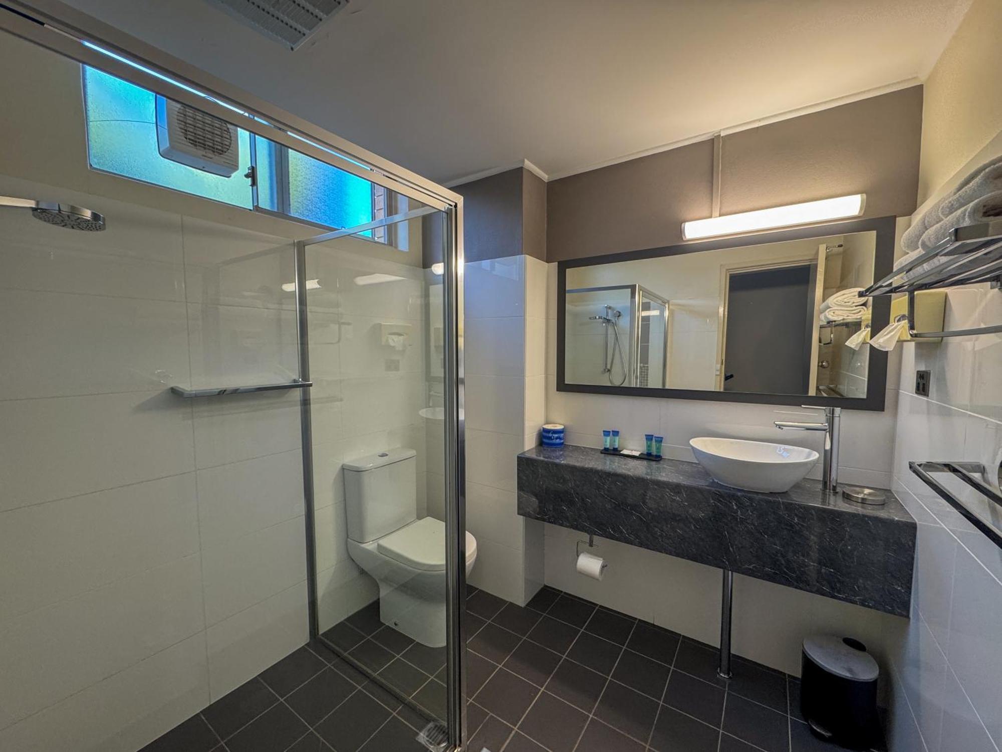 דובו Golden West Motor Inn מראה חיצוני תמונה