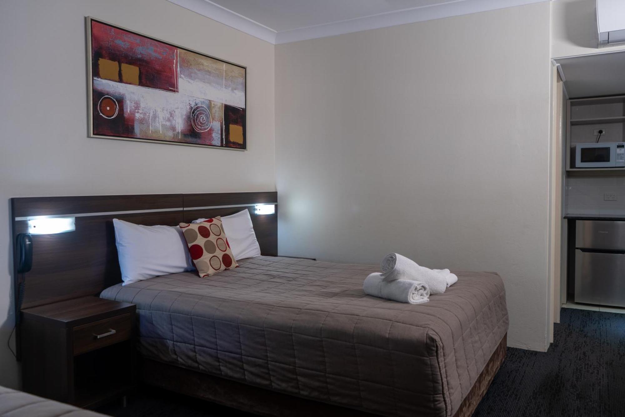 דובו Golden West Motor Inn מראה חיצוני תמונה