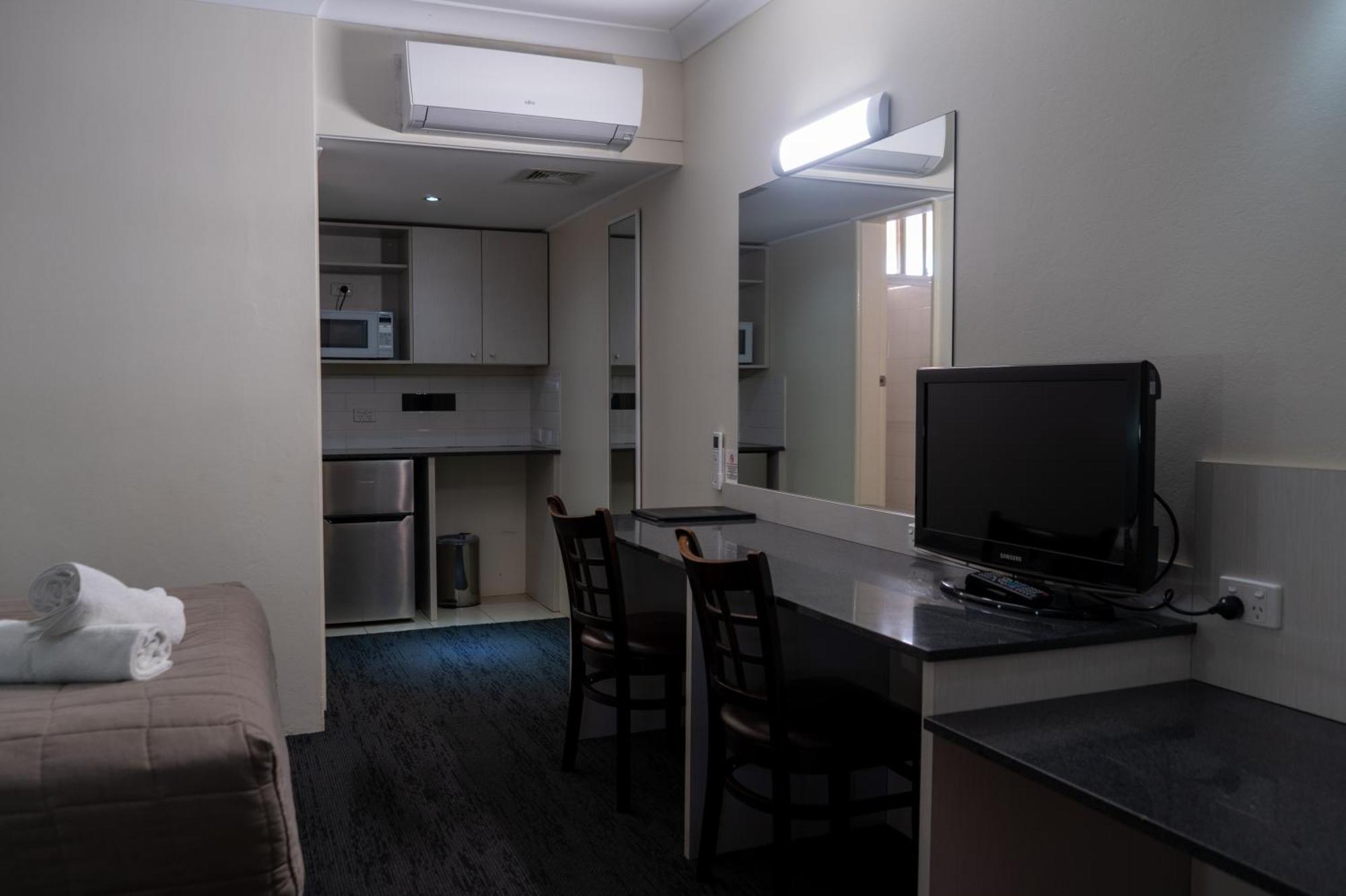 דובו Golden West Motor Inn מראה חיצוני תמונה