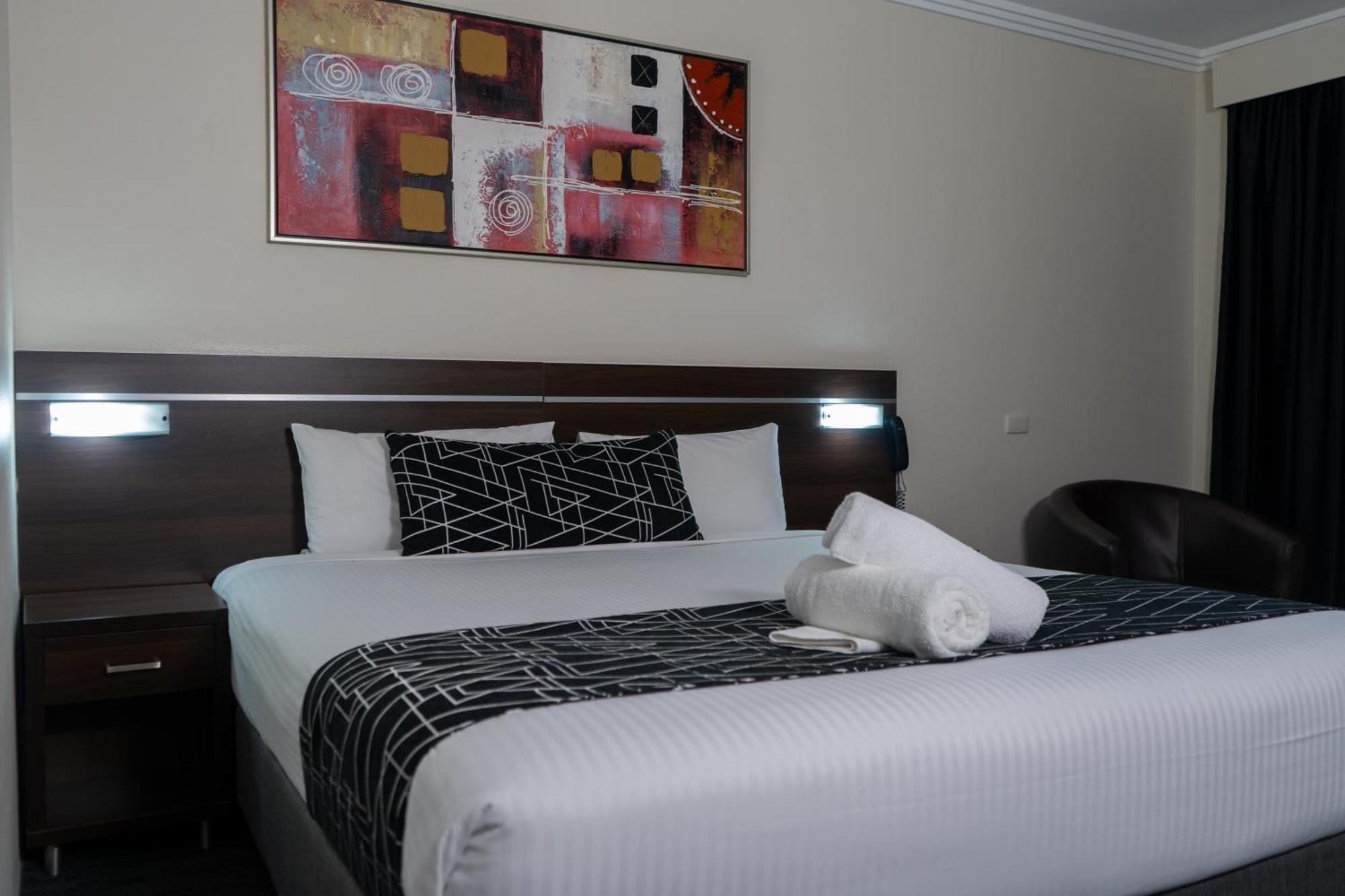 דובו Golden West Motor Inn מראה חיצוני תמונה
