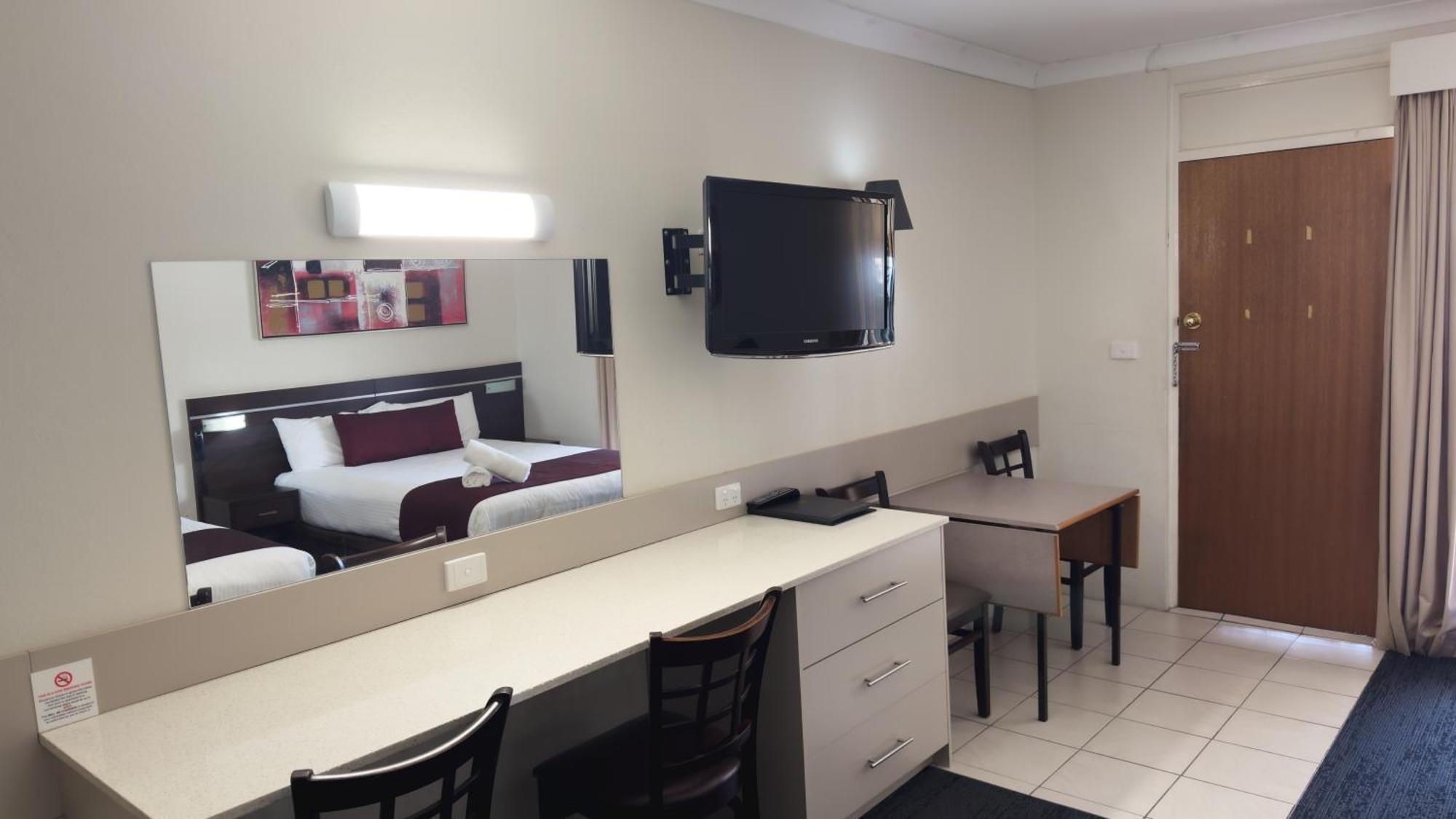 דובו Golden West Motor Inn מראה חיצוני תמונה