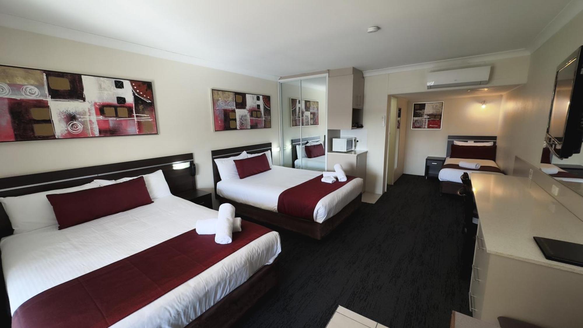 דובו Golden West Motor Inn מראה חיצוני תמונה