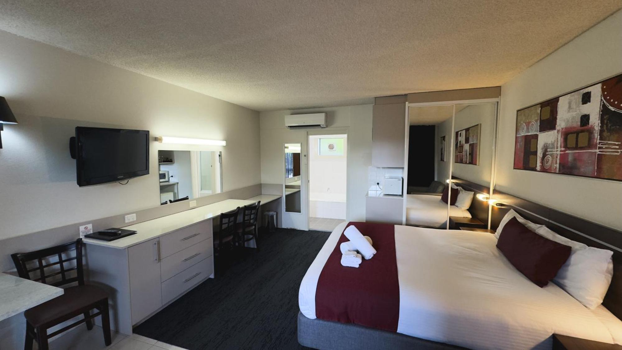 דובו Golden West Motor Inn מראה חיצוני תמונה