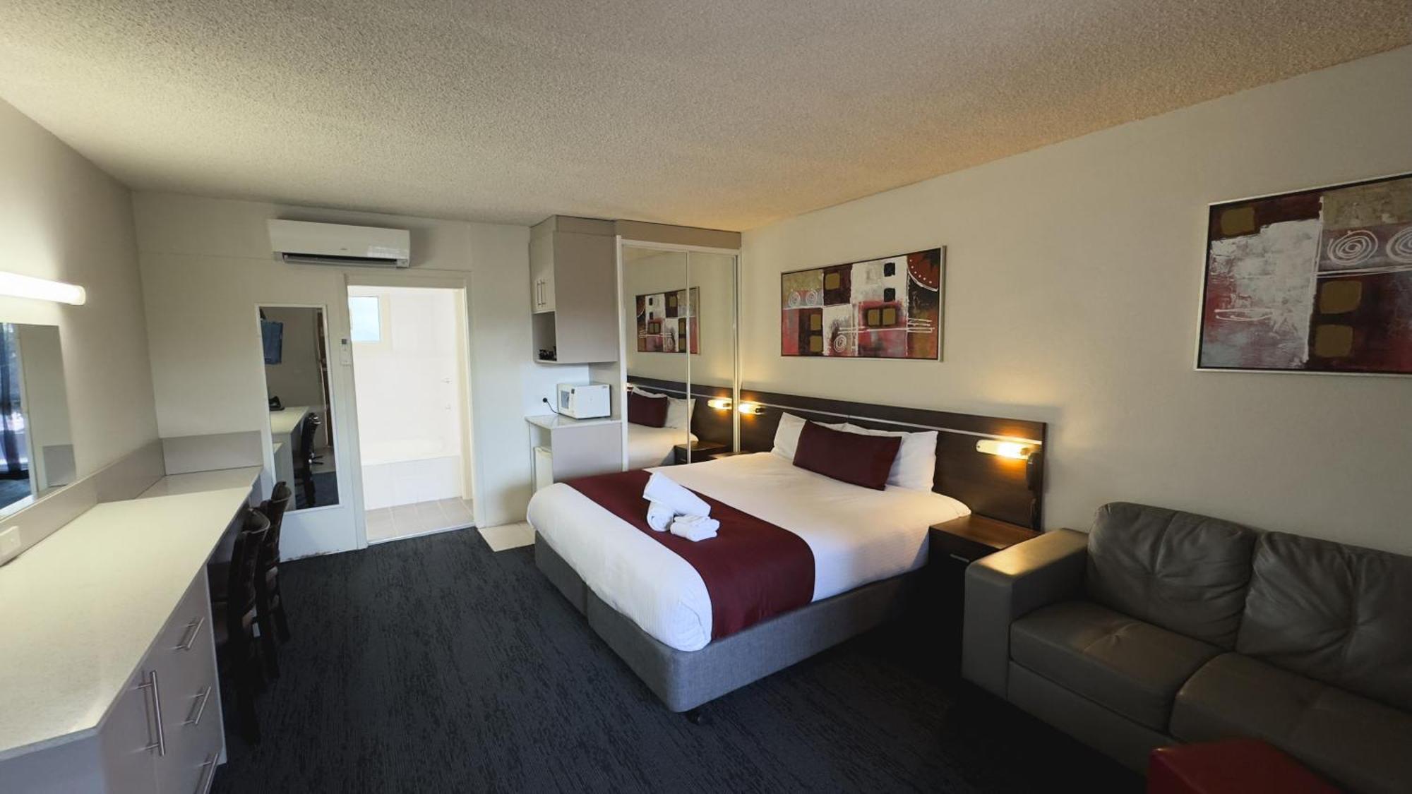 דובו Golden West Motor Inn מראה חיצוני תמונה