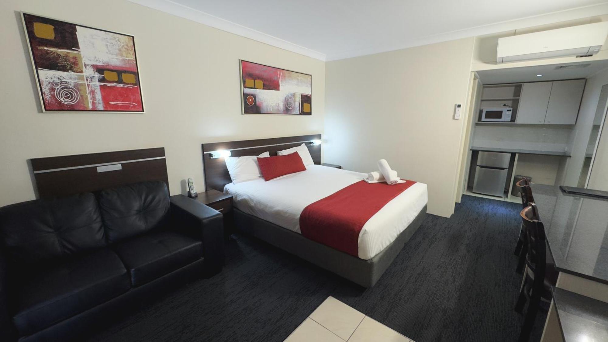 דובו Golden West Motor Inn מראה חיצוני תמונה