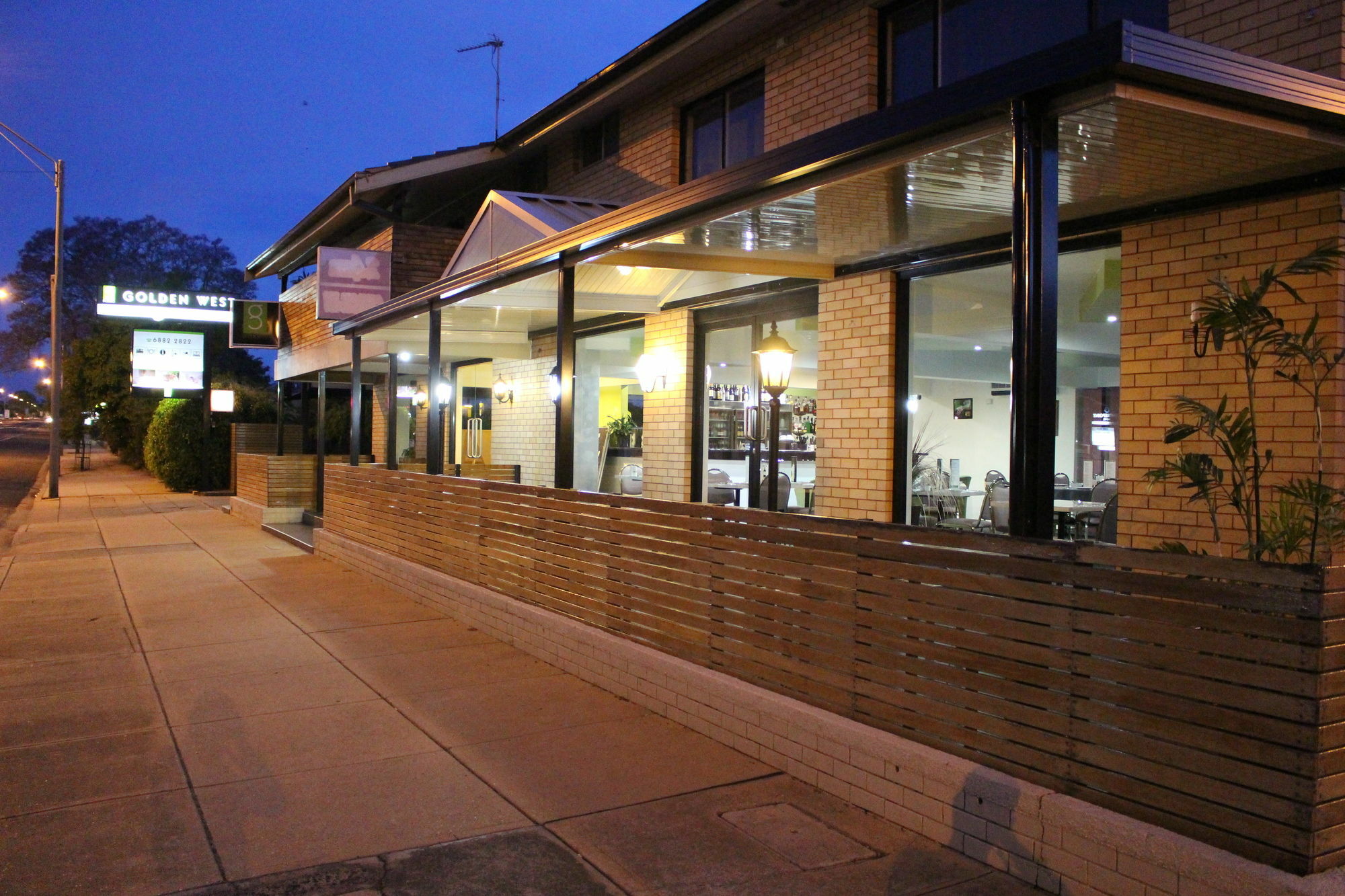 דובו Golden West Motor Inn מראה חיצוני תמונה